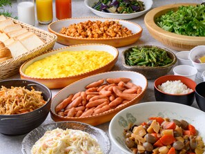 Buffet déjeuner gratuit tous les jours