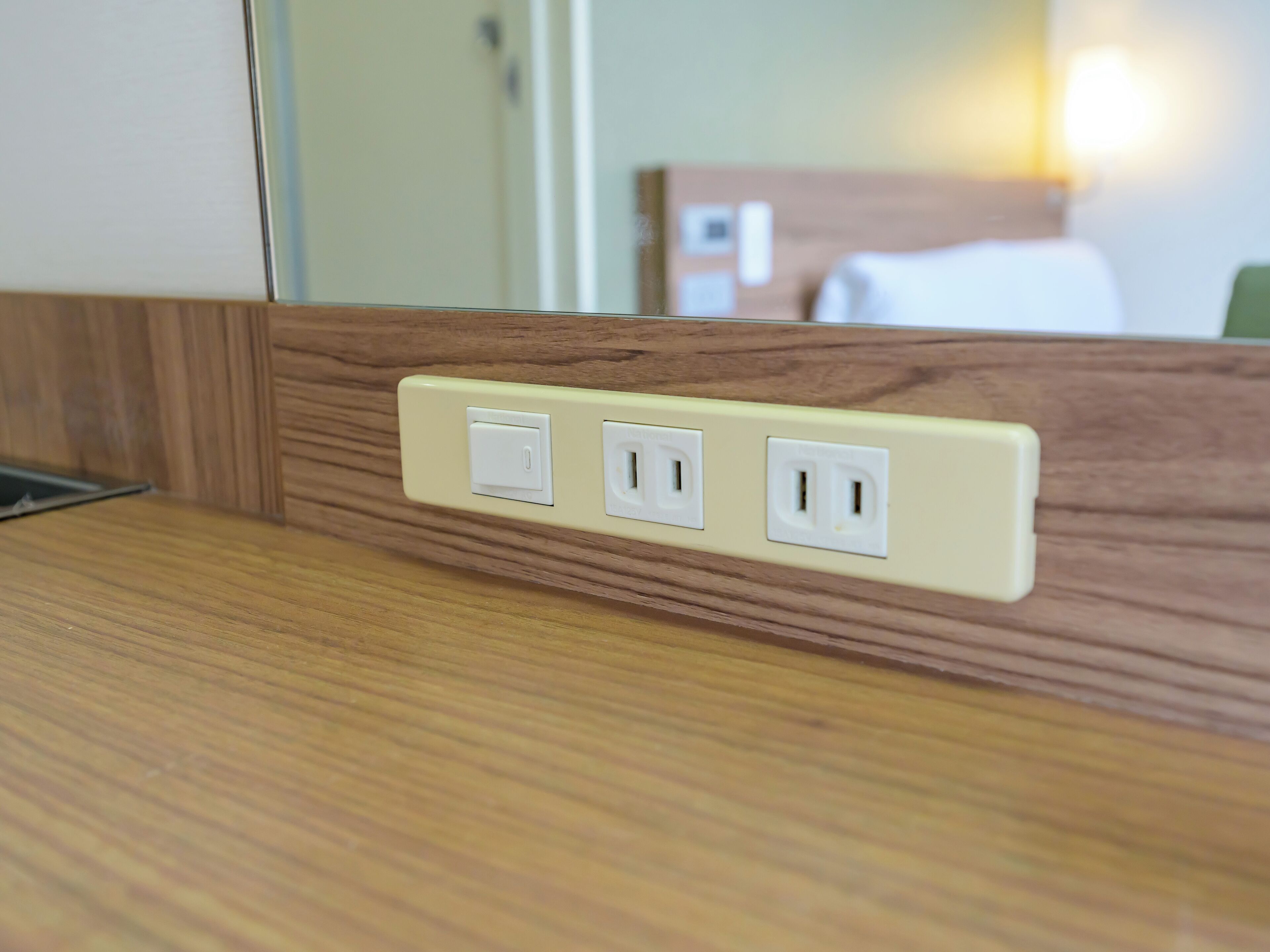 Un panel de madera con tres enchufes eléctricos.