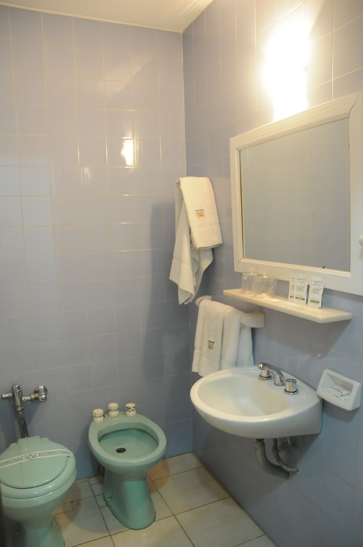 Ducha y bañera combinadas y artículos de higiene personal gratuitos