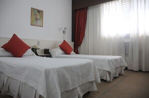 Standard Room, 1 Bedroom | In-room safe, desk, soundproofing, free cots/infant beds - Hotel Embajador (Gualeguaychú)