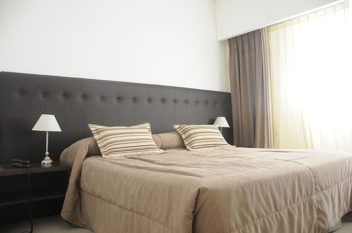 Habitación doble superior, 1 cama doble | Caja fuerte, escritorio, sistema de insonorización