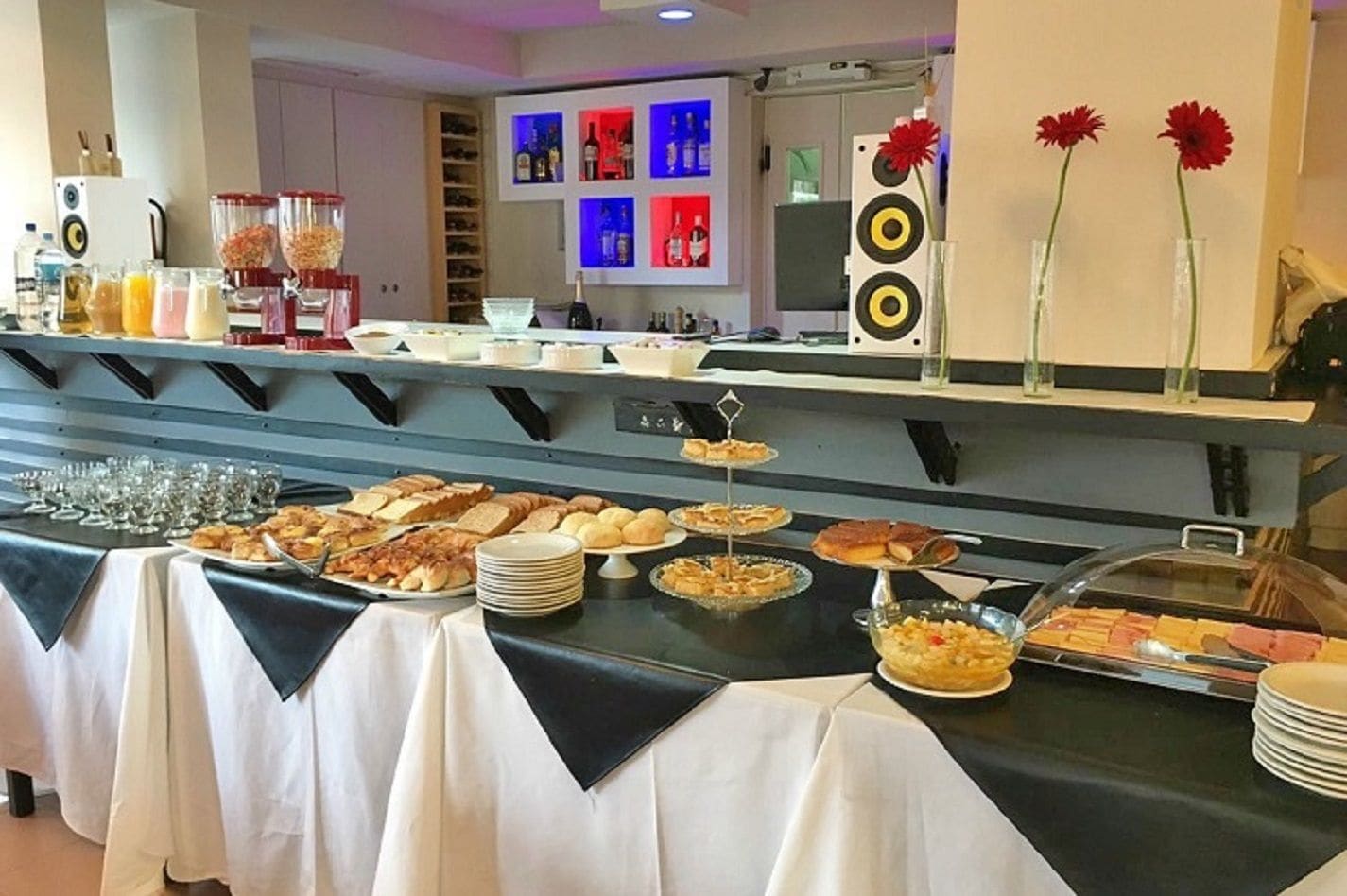 Se sirven cenas y cocina local