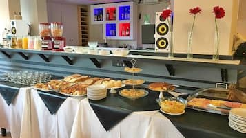 Se sirven cenas y cocina local