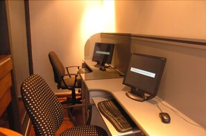 Un escritorio con monitor, teclado y ratón.