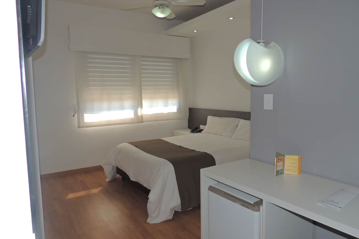Habitación doble estándar, 1 cama matrimonial, baño privado | Minibar, caja de seguridad en la habitación y escritorio