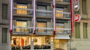 Un hotel de varios pisos con balcones y un cartel que indica que es un hotel.