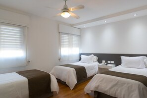 스탠다드 트리플룸, 전용 욕실 (1 Double and 1 Twin Bed) | 미니바, 객실 내 금고, 책상, 암막 커튼