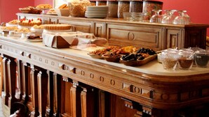 A buffet setup with various food items and condiments. - La Campiña Club Hotel & Spa (Santa Rosa de Toay)