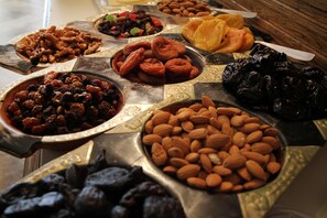 A variety of nuts and dried fruits displayed on ornate silver trays. - La Campiña Club Hotel & Spa (Santa Rosa de Toay)