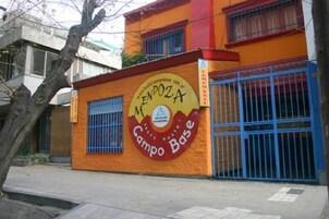 Un edificio con un gran letrero circular que dice "Campo Base" y "ENDOZA".
