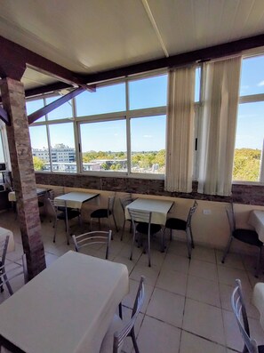 Free daily continental breakfast - Plaza Milenium (San Rafael)