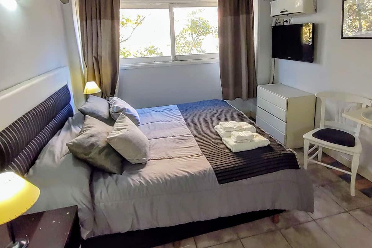 Minibar, escritorio, wifi gratis y ropa de cama