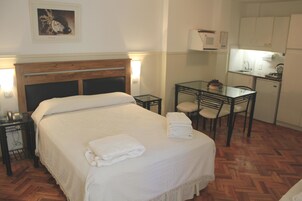Habitación con 1 cama doble o 2 individuales | Ropa de cama de alta calidad y edredones de plumas