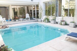 Una piscina cubierta, una piscina al aire libre de temporada