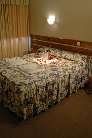 In-room safe, desk, soundproofing, cribs/infant beds - Hotel San Rafael (San Rafael)