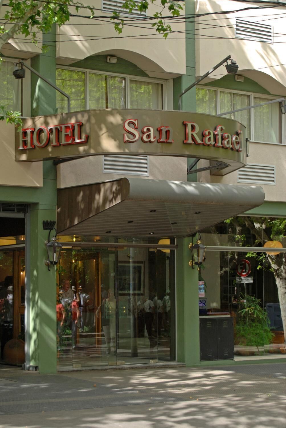 En hotellentréd med en skylt där det står ”HOTEL San Rafael”.