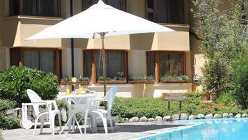 SĂŠsonbestemt udendĂžrs pool