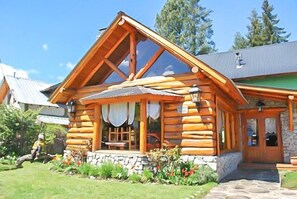 Front of property - Traunco Hostería (Villa La Angostura)