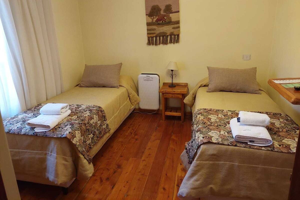 Chambre Confort avec lits jumeaux | Coffres-forts dans les chambres, chambres insonorisées, Wi-Fi gratuit