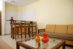 En 32-tommers Flatskjerm-TV med kabel-kanaler samt TV