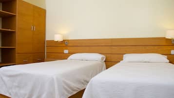 Minibar, caja de seguridad en la habitación y escritorio