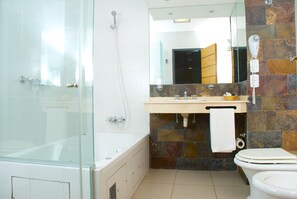 Produtos de toalete grátis, secador de cabelo, bidê, toalhas de banho