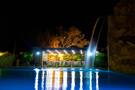 Seasonal outdoor pool. Hotel Alto del Camino