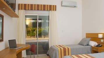 Executive Twin Room, 2 Single Beds, Non Smoking | Minibar, in-room safe, desk, laptop workspace