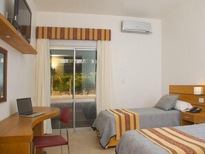 Executive Twin Room, 2 Twin Beds, Non Smoking | Minibar, in-room safe, desk, laptop workspace - Hotel Alto del Camino (General Guemes)