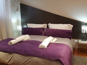 雙人或雙床房 | 羽絨被、迷你吧、房內夾萬、隔音