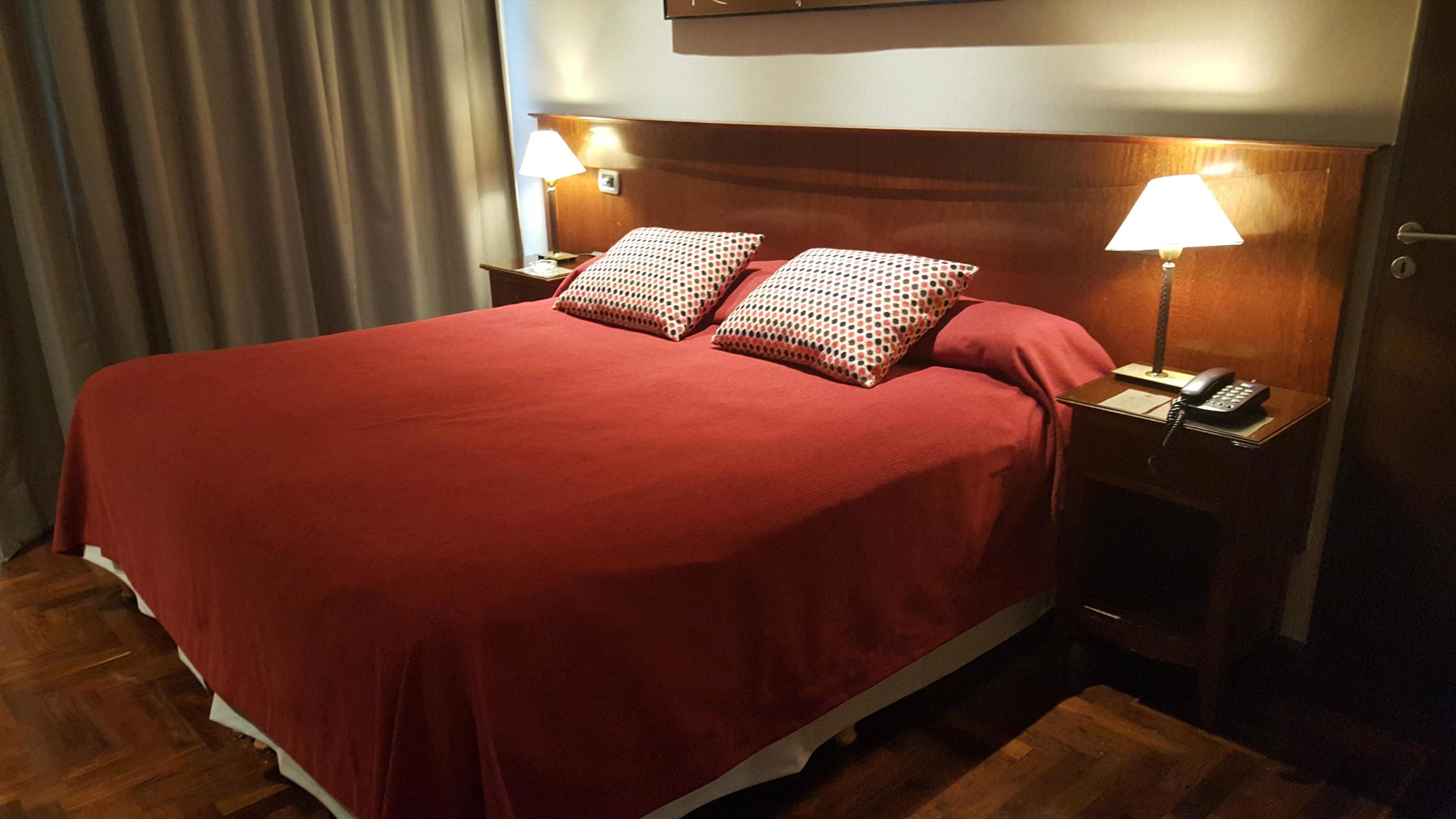 Ropa de cama de alta calidad, caja fuerte, escritorio y cortinas opacas