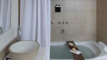 Bañera con ducha, bañera profunda, artículos de tocador gratuitos