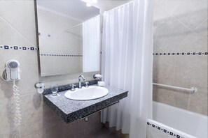 Ducha, artículos de higiene personal gratuitos, secador de pelo y bidé