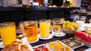 Ein reichhaltiges Frühstücksbuffet mit verschiedenen Speisen und Getränken.