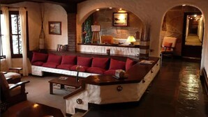 Ein gemütliches Wohnzimmer mit einem Ecksofa, einem Couchtisch und einem Kamin.