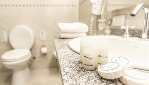 Shower, free toiletries, hair dryer, bidet