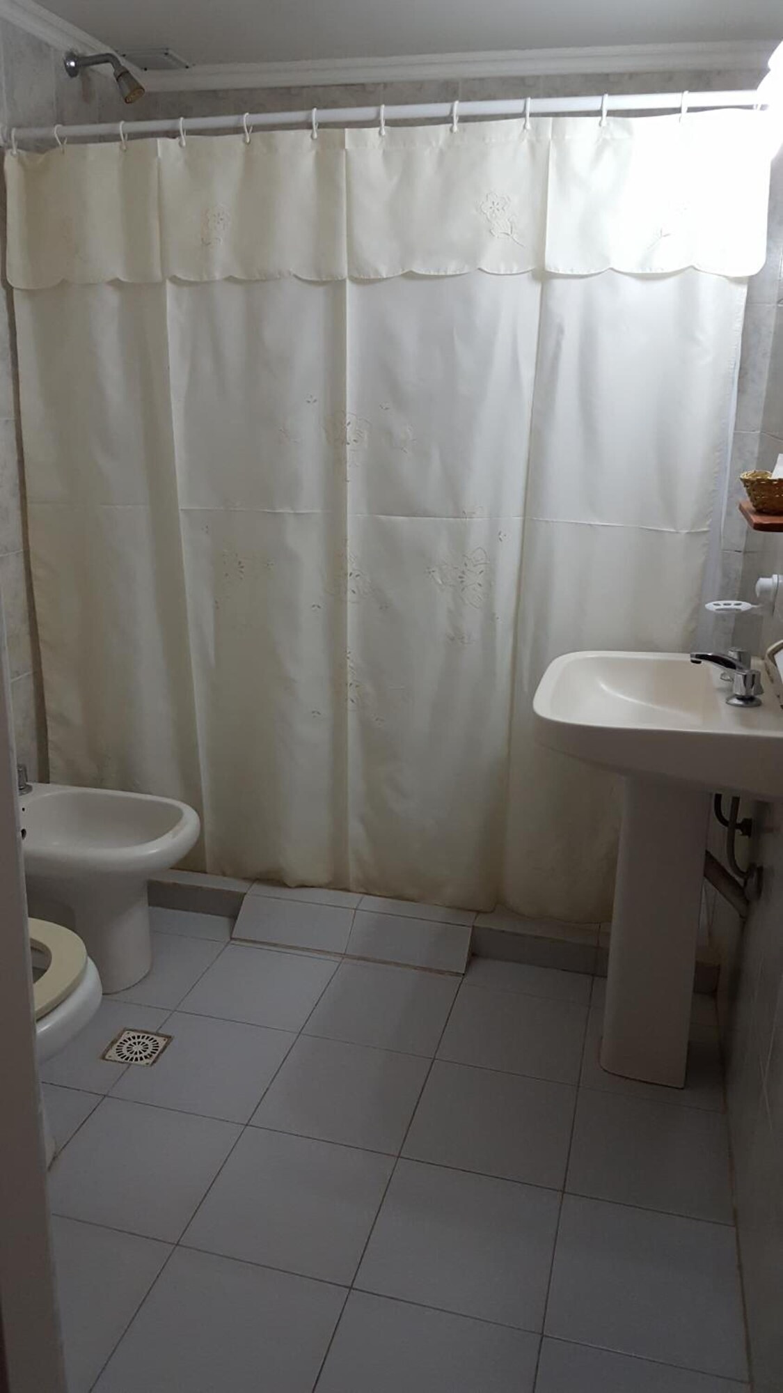 Ducha, artículos de higiene personal gratuitos y toallas