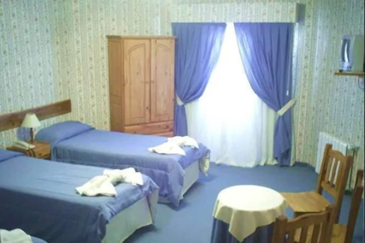 Economy Triple Room, 3 Twin Beds | In-room safe, blackout drapes, free WiFi, bed sheets