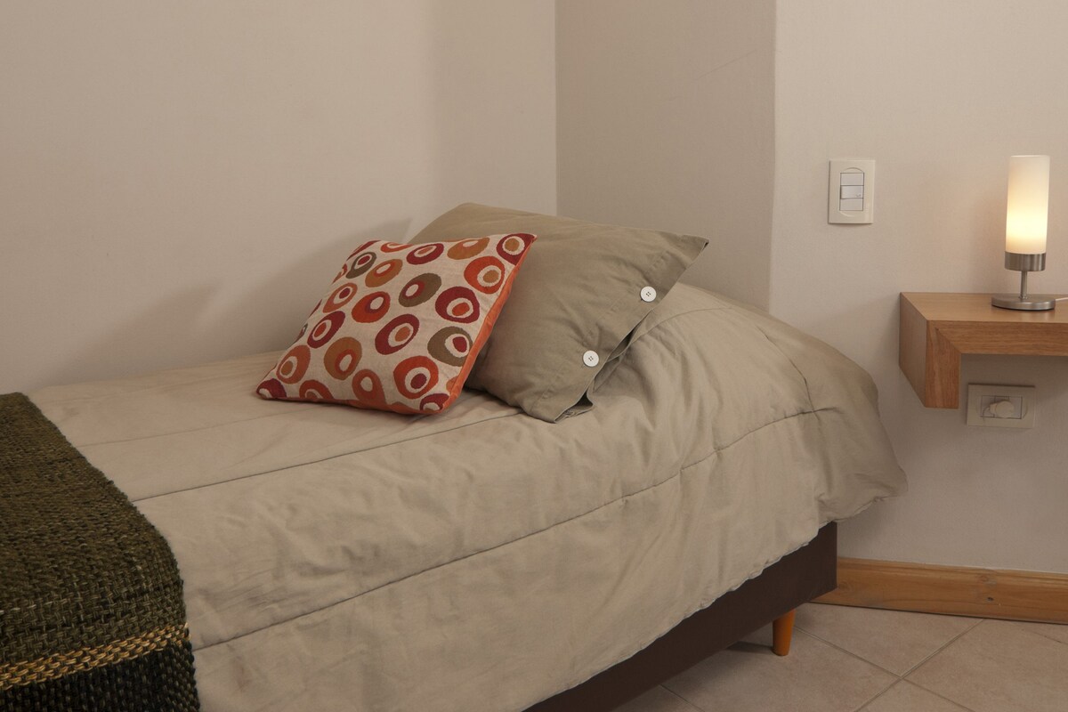 Edredons de pluma, cofres nos quartos, cortinas blackout