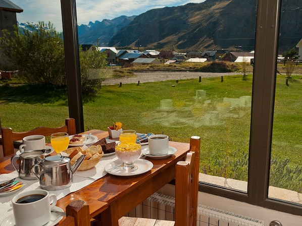 Free daily buffet breakfast  - Posada y Cabañas El Barranco (El Chalten)