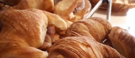 Café da manhã com buffet grátis todos os dias