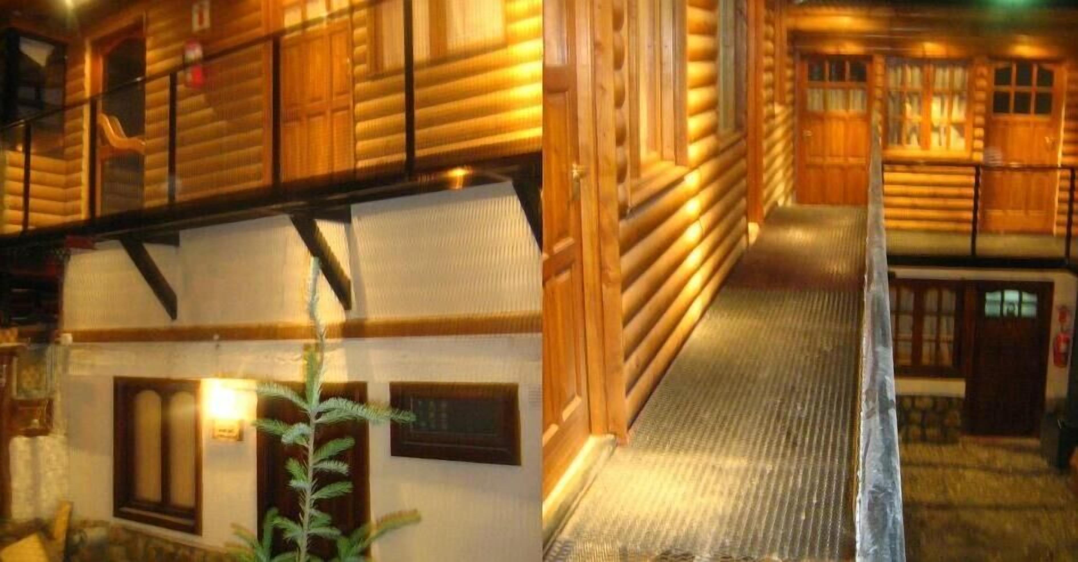 Una cabaña de madera con una escalera que conduce a un segundo piso.