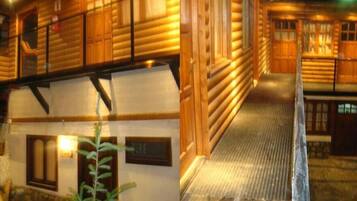 Una cabaña de madera con una escalera que conduce a un segundo piso.
