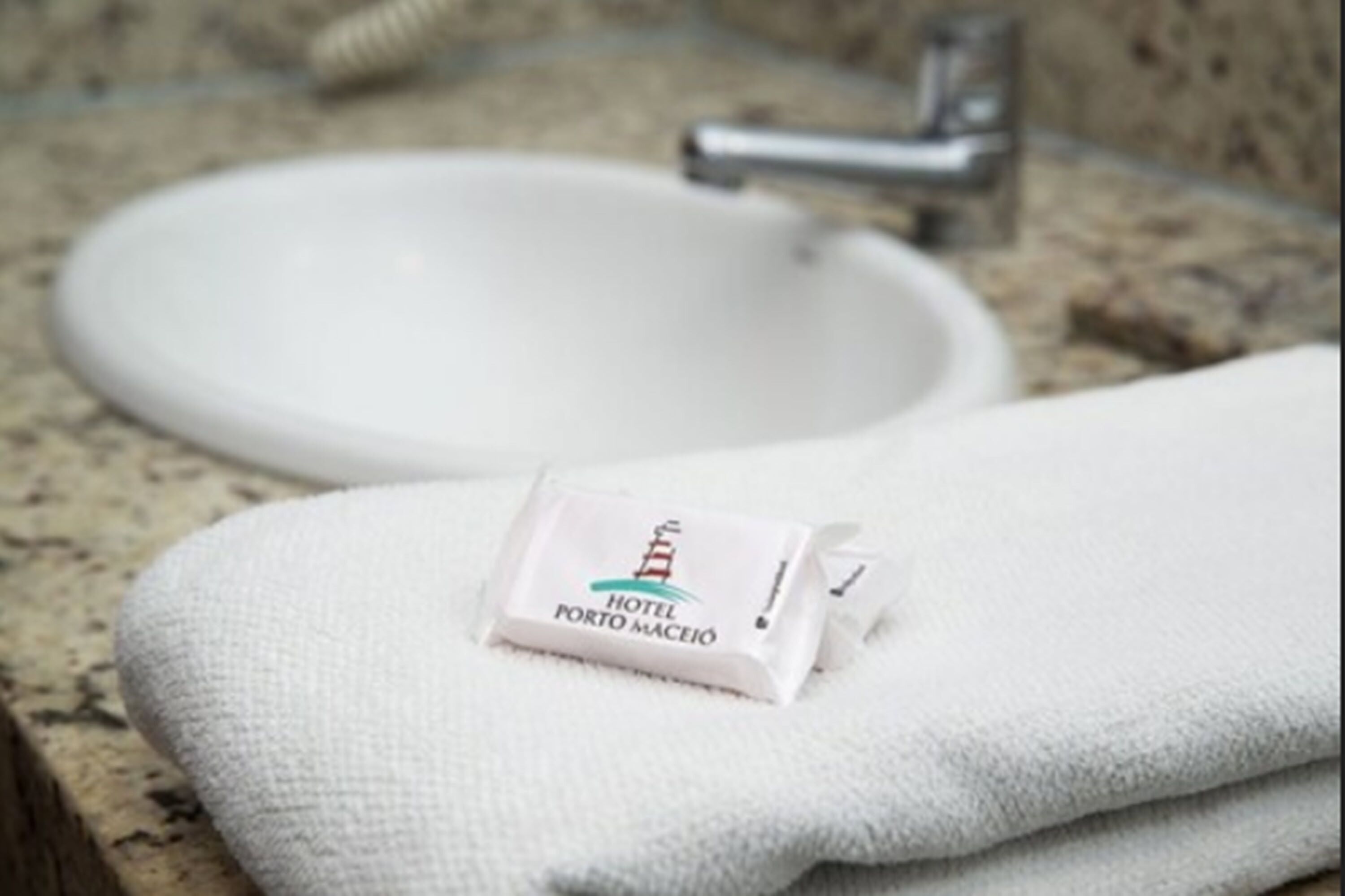 standard duplo superior ( csl ou twn) | bathroom | shower, hair dryer, towels