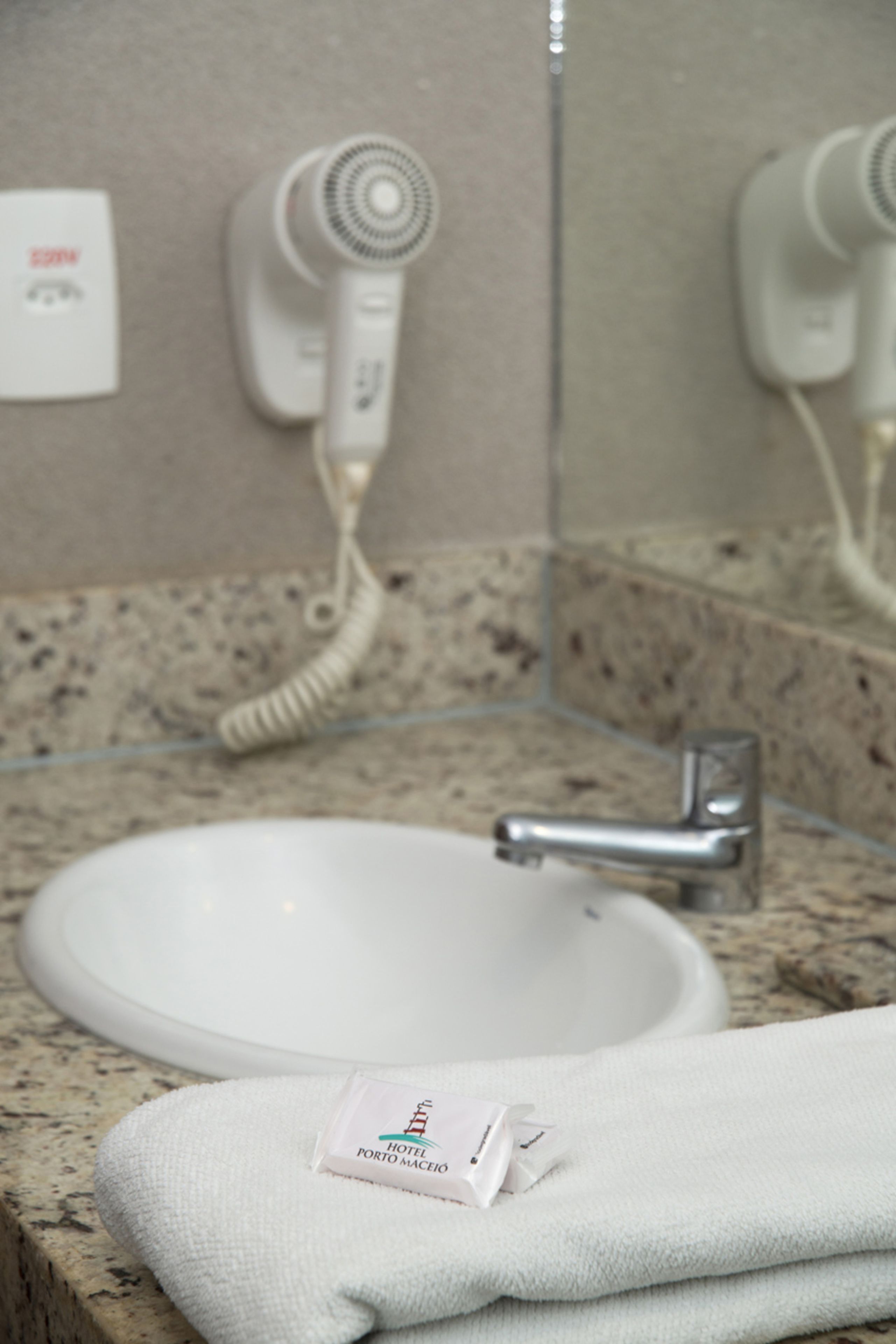 standard casal | bathroom | shower, hair dryer, towels