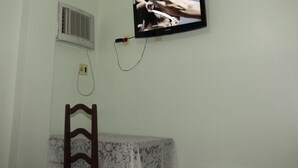 Ein an der Wand befestigter Fernseher mit Netzkabel.