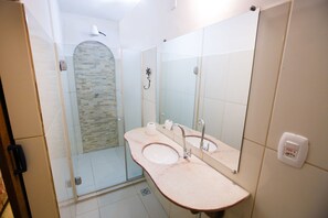 Ducha, cabezal de ducha tipo lluvia, toallas, jabón