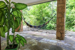 Minibar, coffres-forts dans les chambres, Wi-Fi gratuit, draps fournis