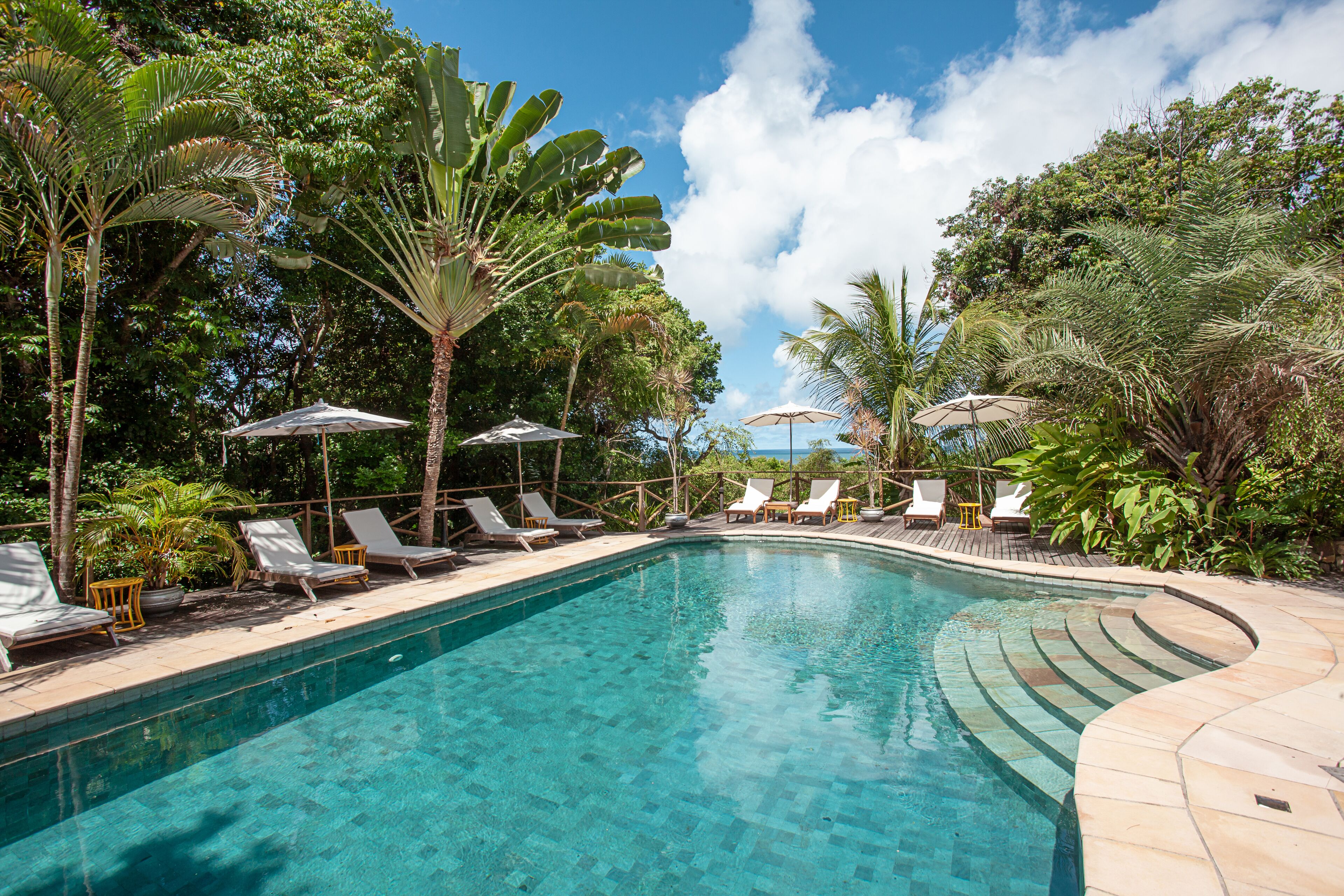 室外游泳池，提供日光浴躺椅