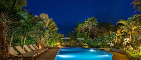 Kolam renang terbuka, kerusi lepak pantai 